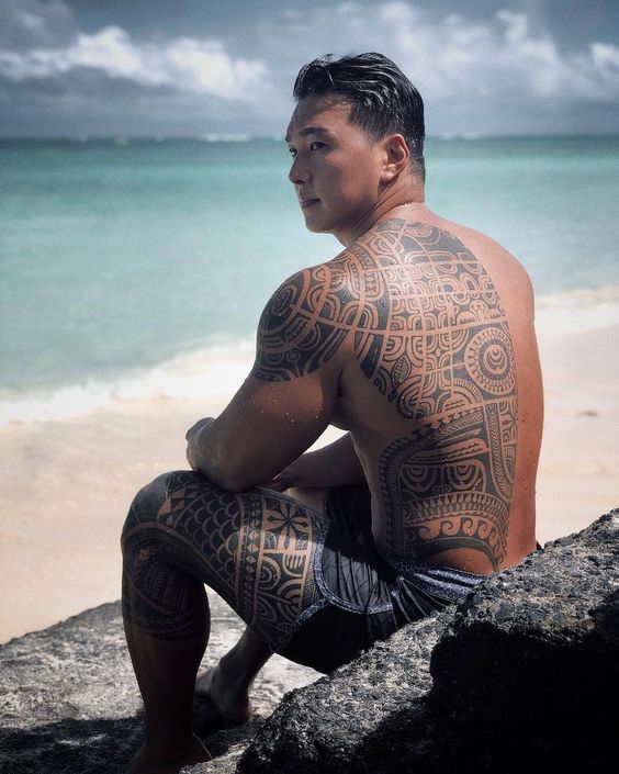 Discover Hawaiian Tattoo Inspiration: Symbols of Heritage & Style